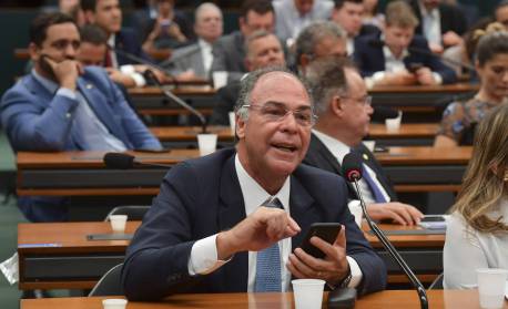 Senado avalia plano para escalonar teto do ICMS para combustíveis até 2024