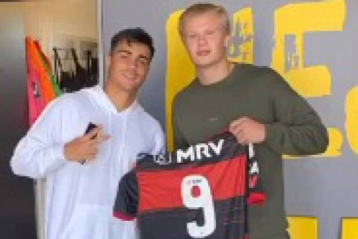 Reinier presenteia Haaland com camisa personalizada do Flamengo, e noruegu&ecirc;s posta hino