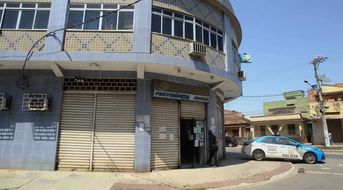 Rio - 14/09/20 - Falta de atendimento em ag&ecirc;ncias do INSS. Na foto, a Ag&ecirc;ncia do INSS, de Queimados.    Foto: Estefan Radovicz / Ag&ecirc;ncia O Dia 
      Byline