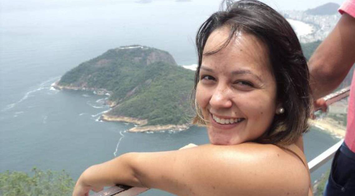 Ex-garota de programa Daphne Anãzinha conta sua história em livro