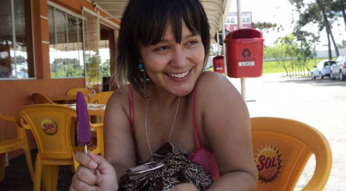 Ex-garota de programa Daphne AnÃ£zinha conta sua histÃ³ria em livro