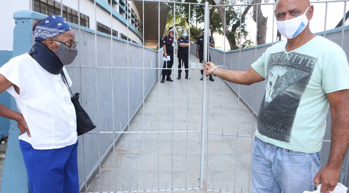 Rio,14/09/2020 -COVID-19 -CORONAVIRUS,MEIR,volta ao atendimento nos postos do INSS. Na foto,Natalicia Correia e Paulo Cesar Coreia.Foto: Cleber Mendes/Ag&ecirc;ncia O Dia