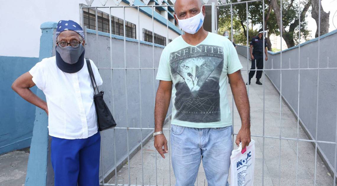 Rio,14/09/2020 -COVID-19 -CORONAVIRUS,MEIR,volta ao atendimento nos postos do INSS. Na foto,Natalicia Correia e Paulo Cesar Coreia.Foto: Cleber Mendes/Agência O Dia