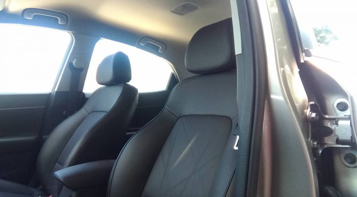 Bancos dianteiros tem bons apoios e encaixe, mas pode ser apertado para motoristas maiores