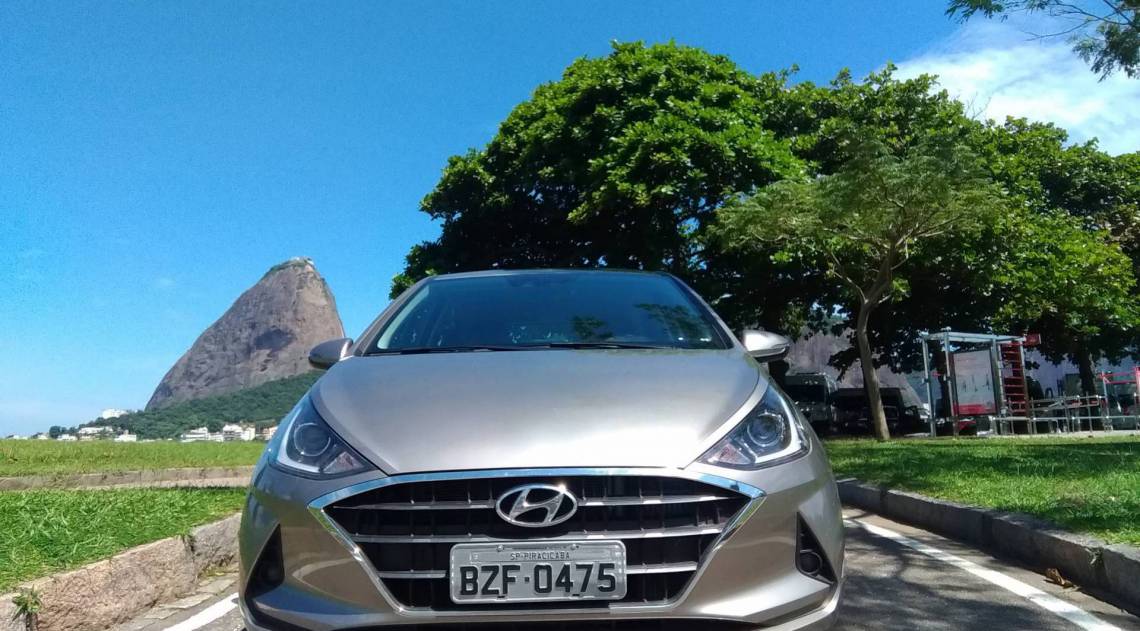 Ampla grade dianteira recebe acabamentos cromados na versão Diamond Plus