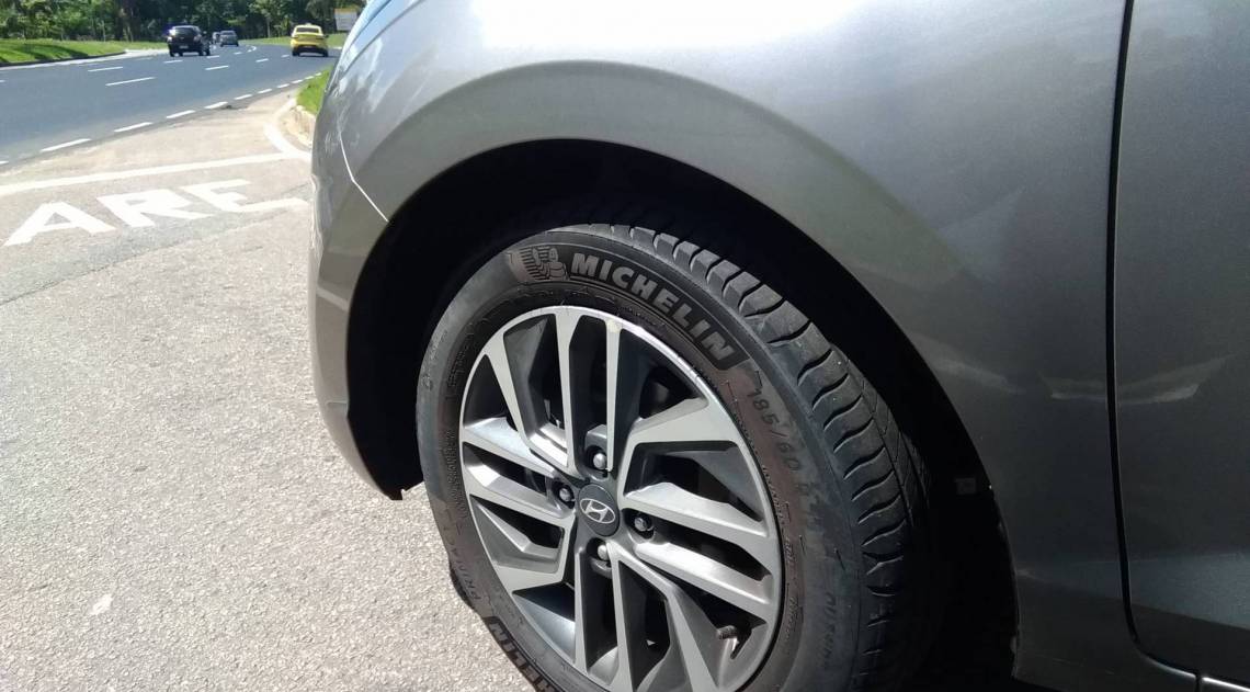 Modelo tem rodas de liga aro 16, com acabamento diamantado e detalhes em preto