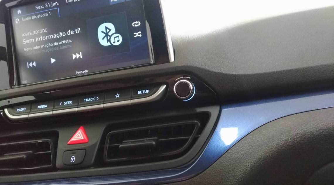 Central multimídia de 8 polegadas tem sistema fluído, com função de espelhamento Android e IOs