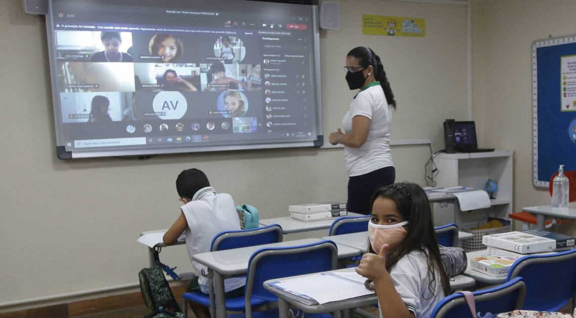 Rio de Janeiro - RJ  - 14/09/2020 - Geral - Reabertura das escolas particulares no minicipio do Rio  de Janeiro - na foto, sala de aula combinando alunos presentes e pela internet, no Colegio Miraflores, na Rua das Laranjeiras, zona sul do Rio - Foto Reginaldo Pimenta / O Dia