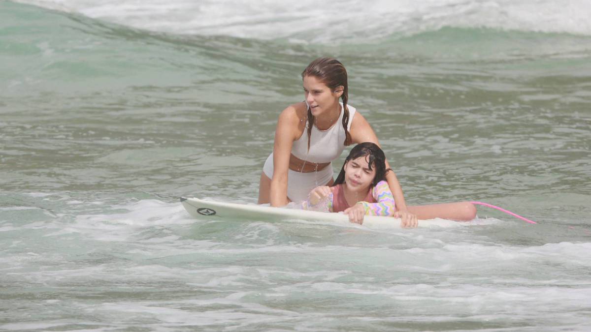 Isabella Santoni ensina a irmã, NIna, a surfar na Praia da Joatinga, na Zona Oeste do Rio