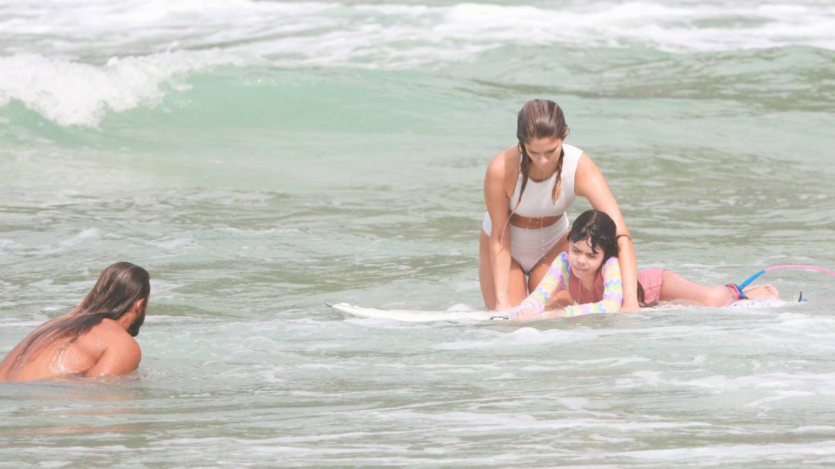 Isabella Santoni ensina a irmã, NIna, a surfar na Praia da Joatinga, na Zona Oeste do Rio