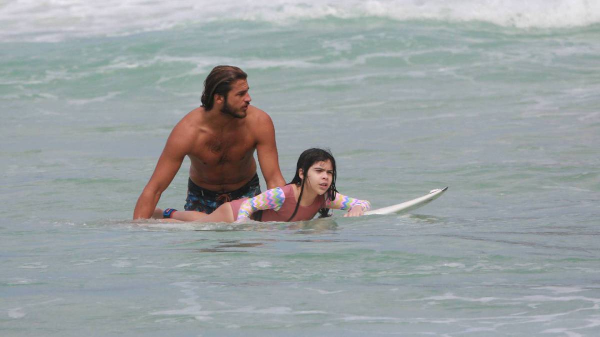 Caio Vaz ensina Nina a surfar