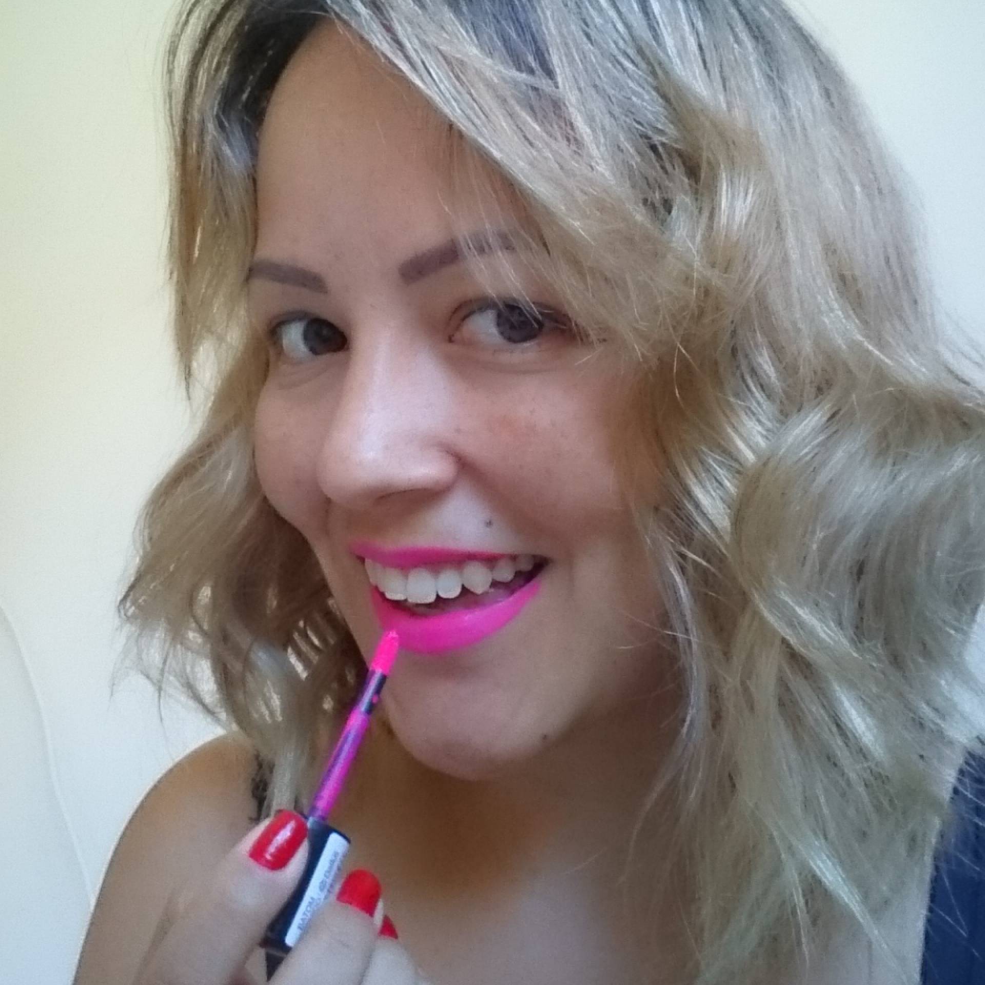 Ex-garota de programa Daphne Anãzinha conta sua história em livro