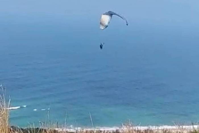 V&iacute;deo: homem cai de parapente logo depois de salto no Recreio