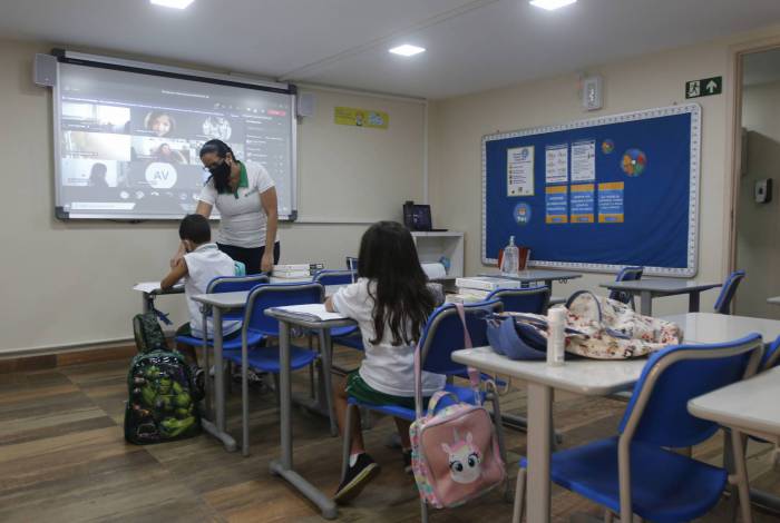 Numa das salas da escola Miraflores, apenas dois alunos. Já por vídeo, a participação era de 10 crianças