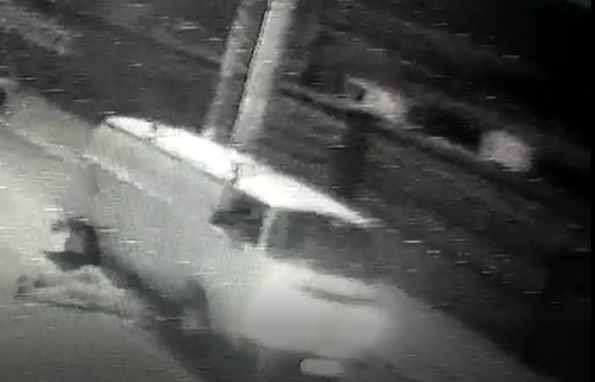 V&iacute;deo flagra momento em que marido atropela a esposa na Baixada