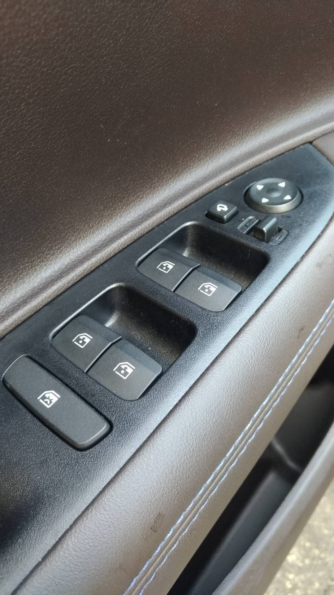 Painel de porta traz controles dos vidros e espelhos externos, com função de rebatimento