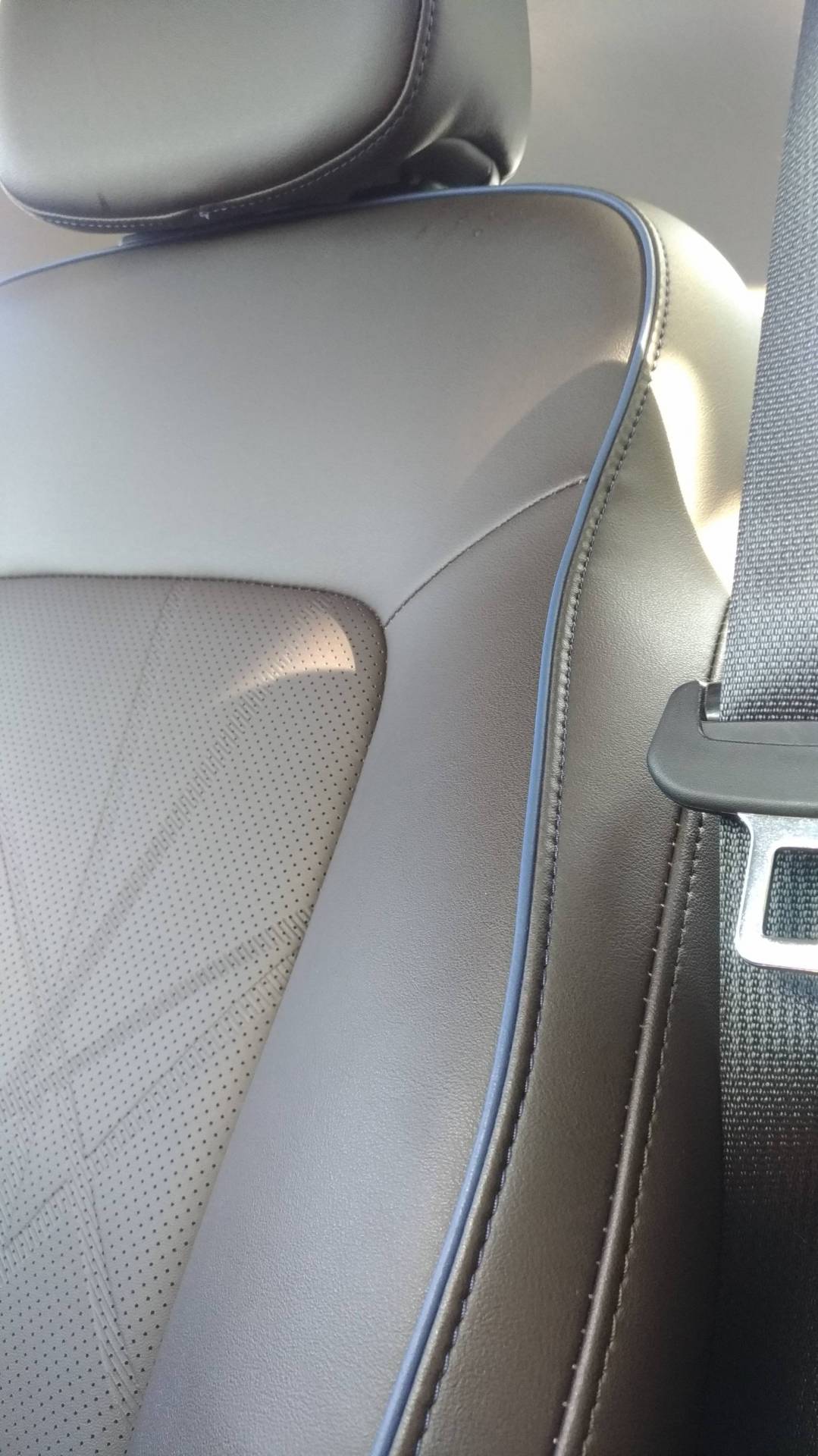 Acabamento com costuras azuis é sóbrio e não destoa no interior