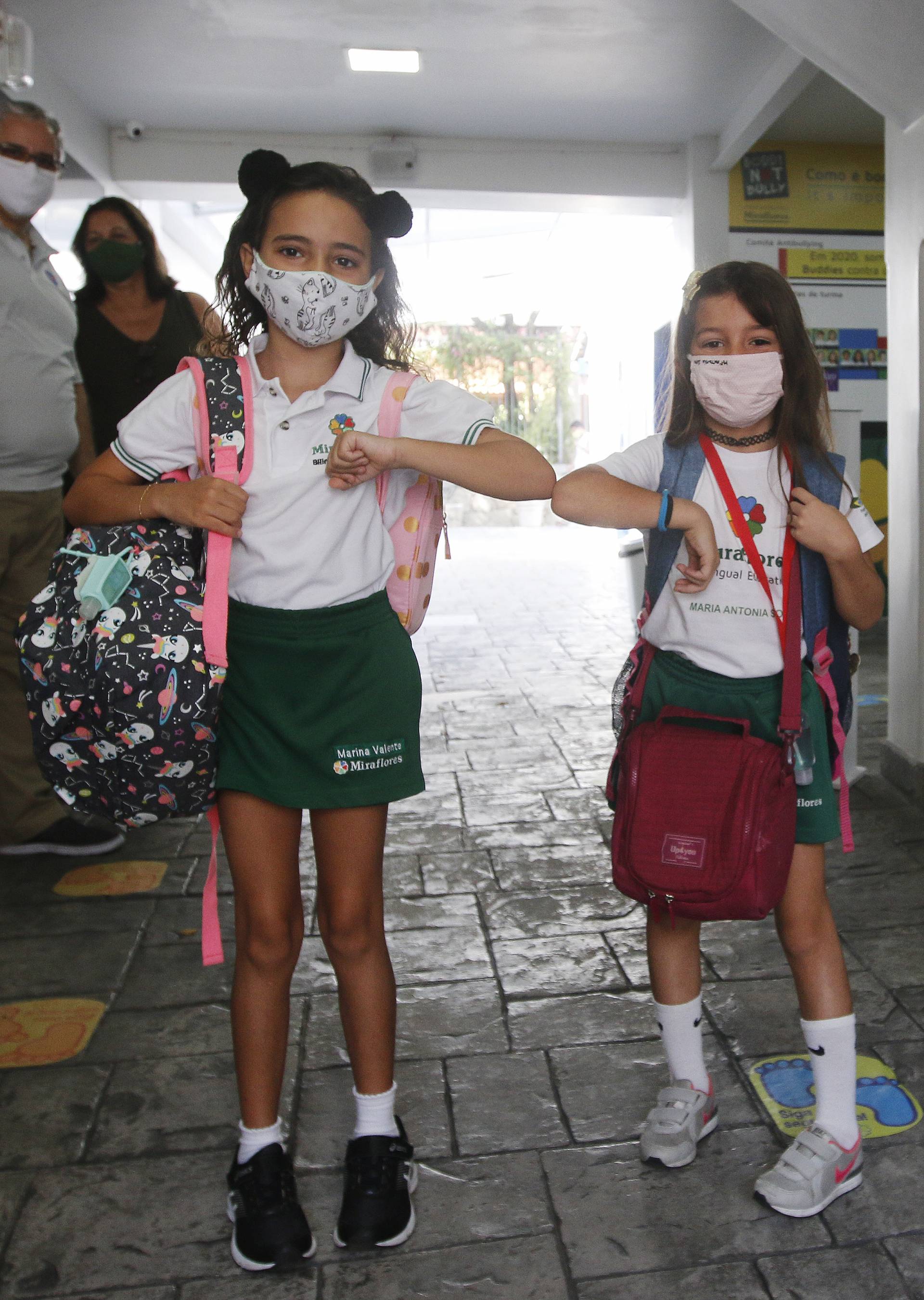 Rio de Janeiro - RJ  - 14/09/2020 - Geral - Reabertura das escolas particulares no minicipio do Rio  de Janeiro - na foto, as alunas Marina Valente, a esquerda, de tenis preto e Antonia Soto, de bolsa vermelha, a direita, no Colegio Miraflores, na Rua das Laranjeiras, zona sul do Rio - Foto Reginaldo Pimenta / O Dia