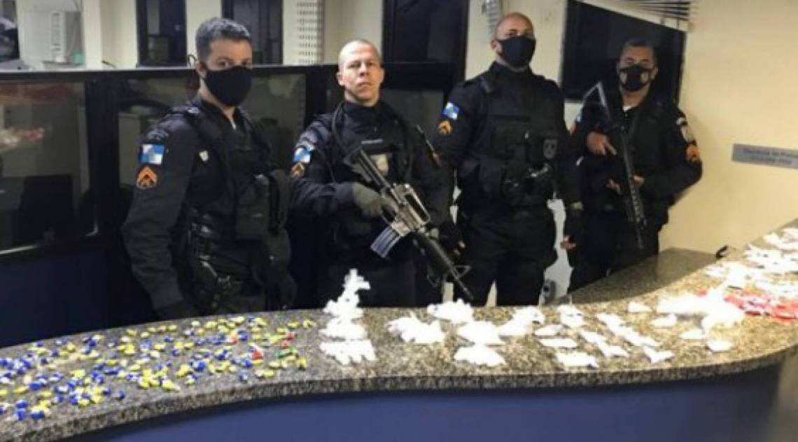 Homem é preso com cocaína e maconha no bairro de Cem Braças em Búzios  - 25 Batalhão de Cabo Frio 