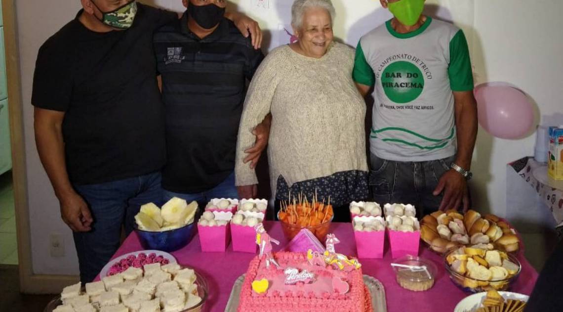 Dona Maria e filhos: reunião emocionante após quase 50 anos desaparecida. Festa com doces e bolo para marcar o reencontro - Divulgação