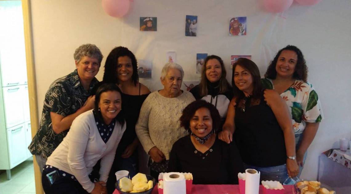 Dona Maria junto com suas cuidadoras onde até a manhã desta terça-feira estava vivendo