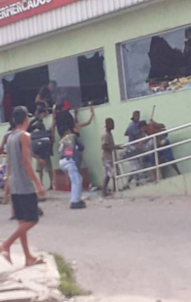 Supermercado é saqueado em São Gonçalo - Reprodução