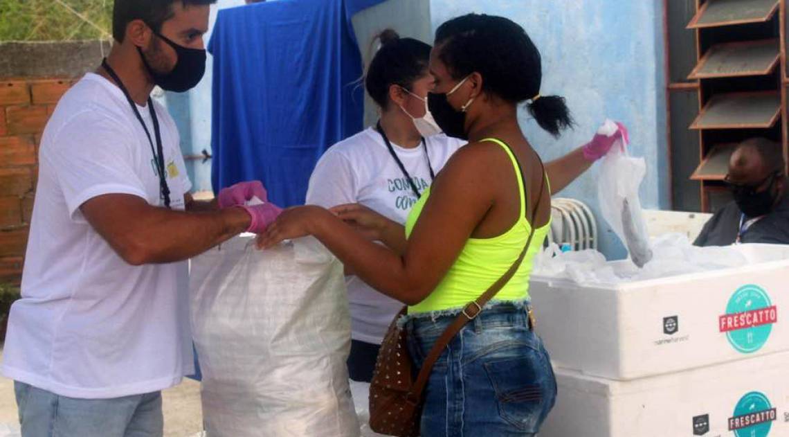 Doação de alimentos promovida pela instituição SOS Amigos do Bem