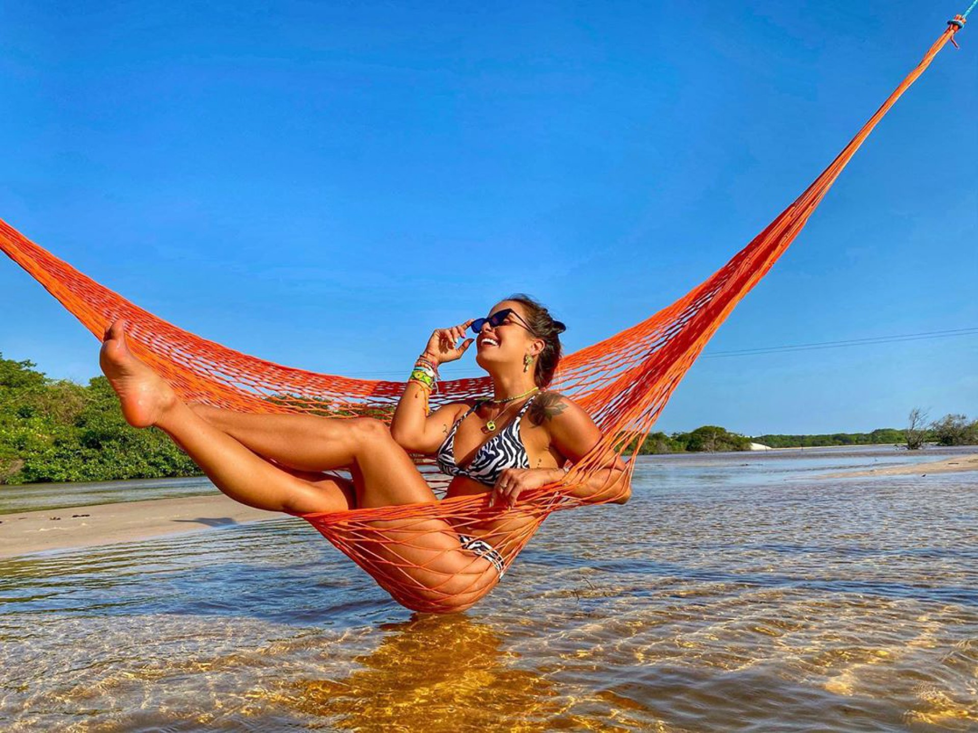 Ex-BBB Carol Peixinho exibe corpão nos Lençóis Maranhense - Reprodução Internet