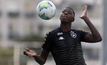 Matheus Babi tem sondagens do futebol japonês e pode deixar o Botafogo