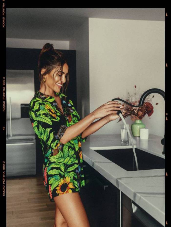 Camila Coelho surge despojada em ensaio na cozinha 