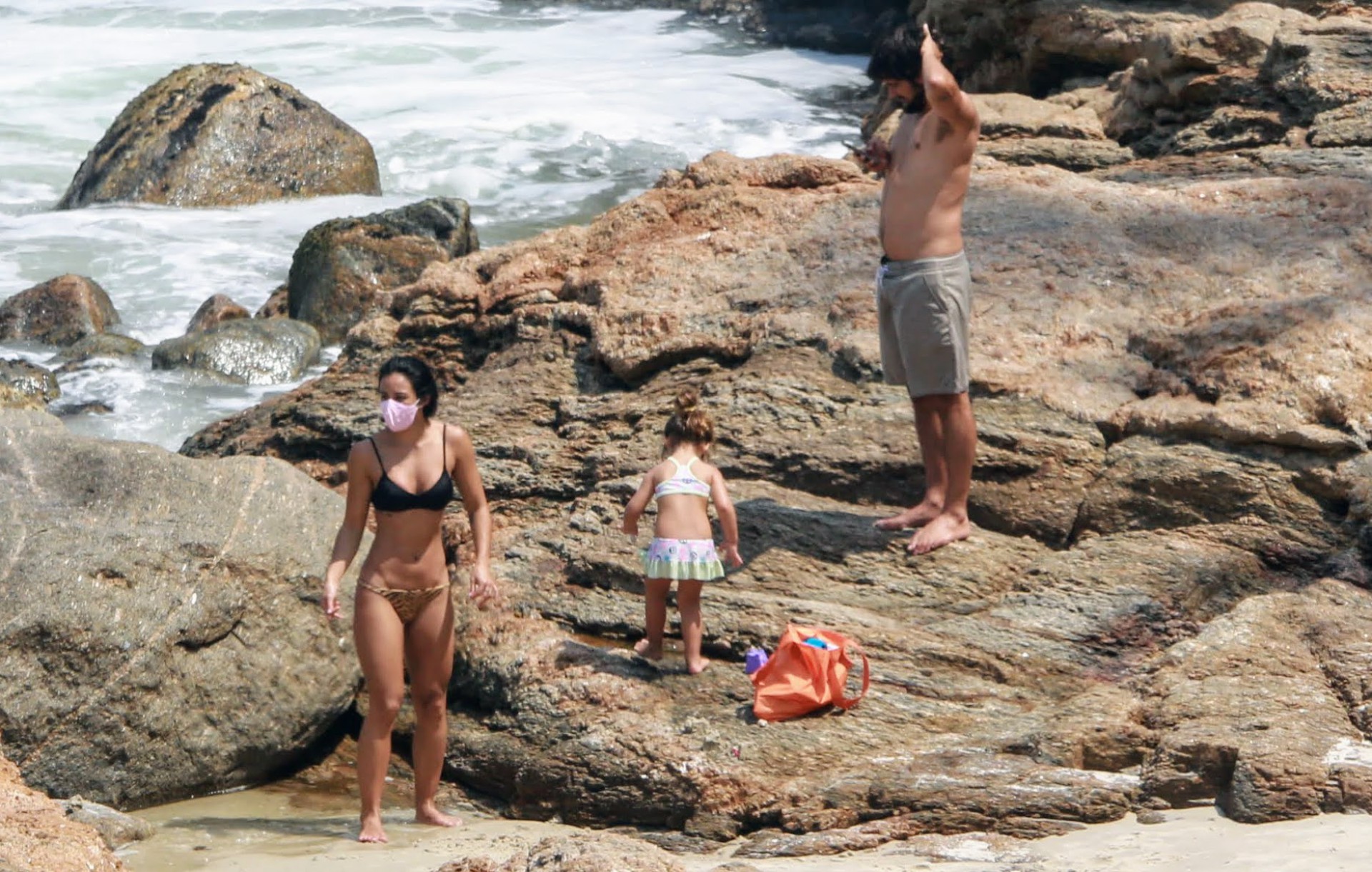 Yanna Lavigne e Bruno Gissoni levam a filha, Madalena, à praia da Joatinga, na Zona Oeste do Rio - Ag. News