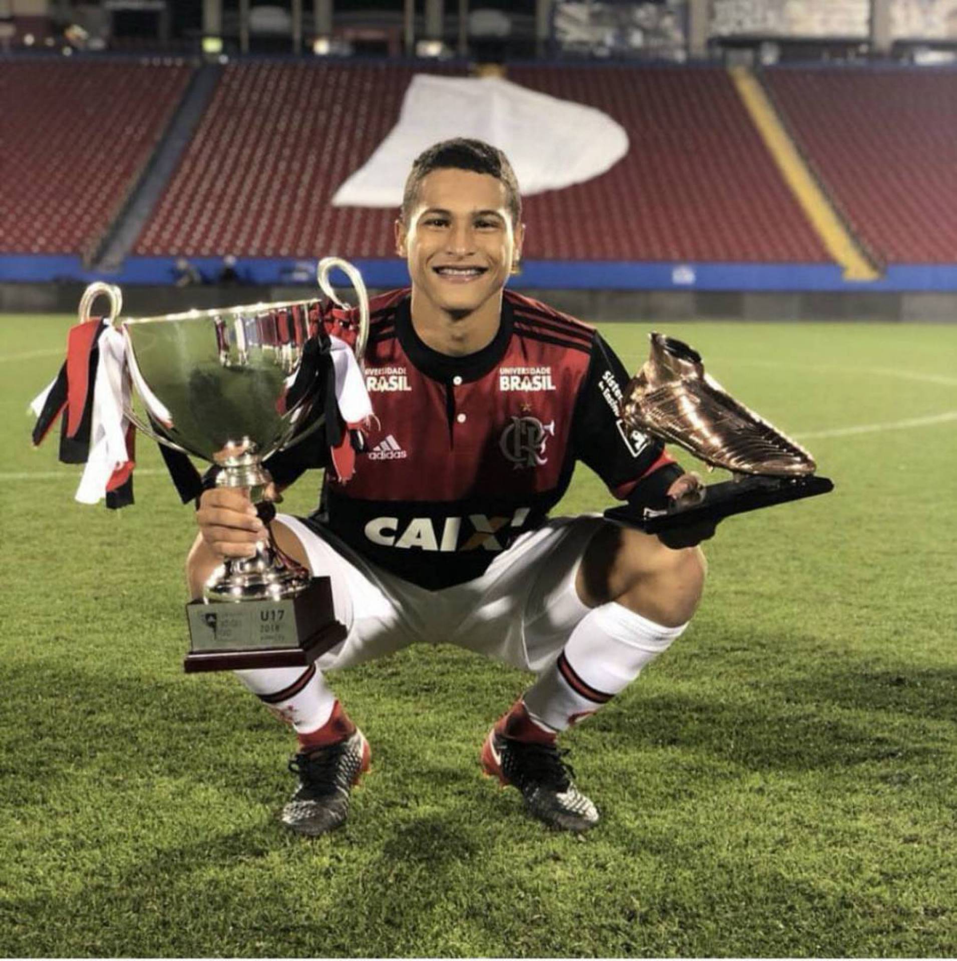 João Gomes com troféu conquistado pelo Flamengo