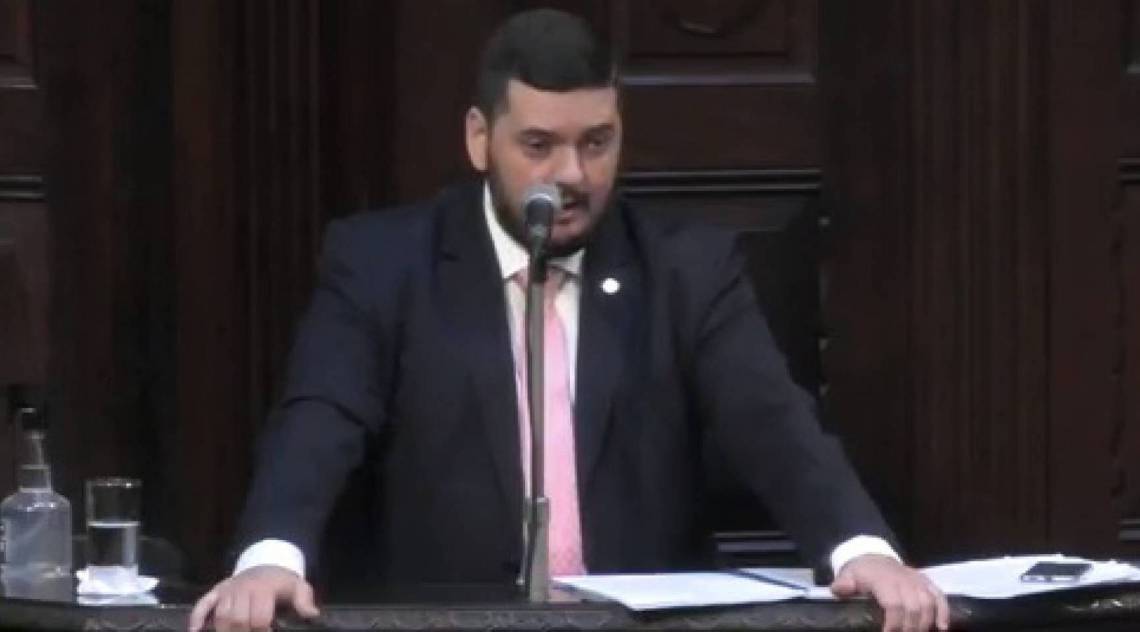 Rodrigo Bacellar (SD) l&ecirc; parecer em comiss&atilde;o especial de impeachment de Wilson Witzel - Reprodução/ TV Alerj