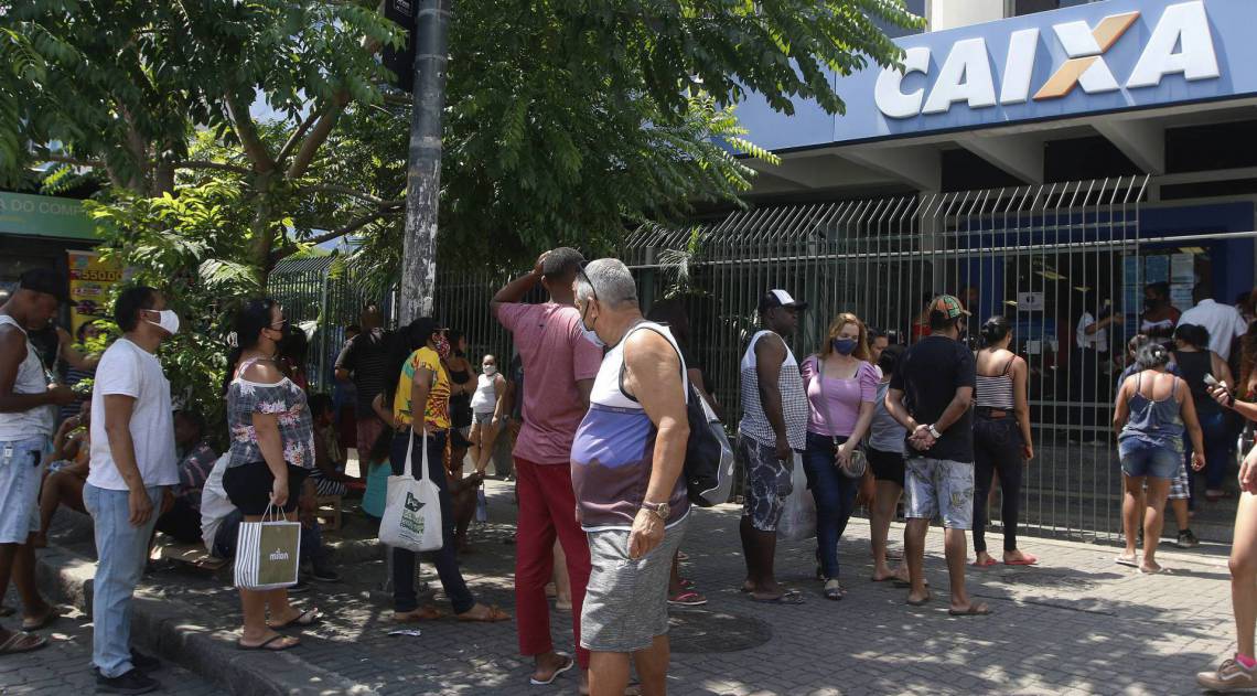 Trabalhadores v&atilde;o poder retirar nas unidades lot&eacute;ricas e correspondentes Caixa Aqui j&aacute; neste s&aacute;bado, enquanto nas ag&ecirc;ncias da Caixa Econ&ocirc;mica s&oacute; a partir da pr&oacute;xima ter&ccedil;a-feira - Reginaldo Pimenta / Agencia O Dia