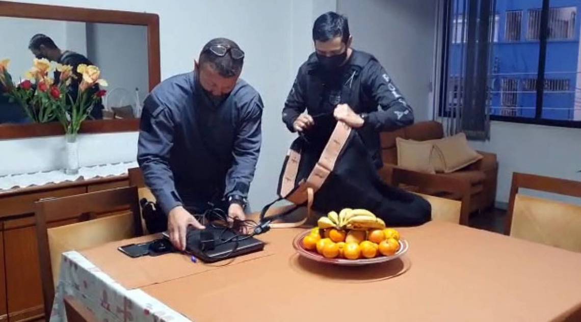 Eletrônicos estão sendo apreendidos pelos policiais - Reprodução