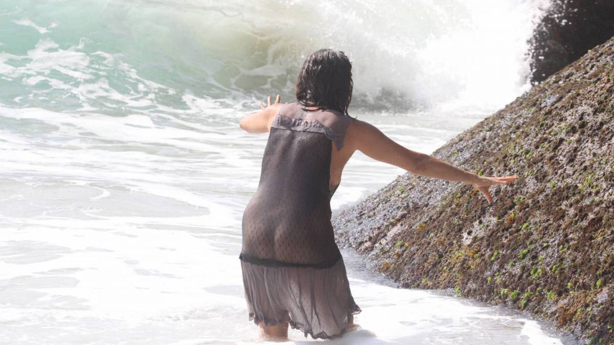 Giovanna Gold, de 'Pantanal' e 'Mulheres de Areia', mostra demais em praia do Rio