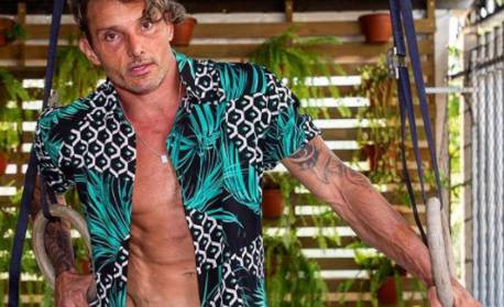 Juliano Ceglia se revolta com concessionária de energia: 'cortou minha energia com comprovante pago'