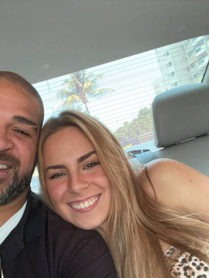 Adriano Imperador posa com a namorada: 'Nem cavalo aguenta'
