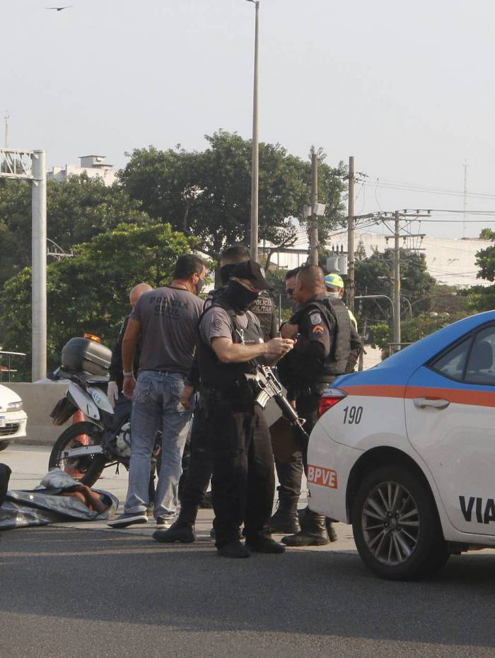 Rio de Janeiro - RJ  - 17/09/2020 - Policia - Tentativa de assalto a onibus na Avenida Brasil, sentido centro, altura da Penha, zona norte do Rio - na foto, policiais civis e militares, retiram da pista central da Avenida Brasil, corpo de um dos suspeitos de ter tentado assaltar o onibus -  Foto Reginaldo Pimenta / Agencia O Dia