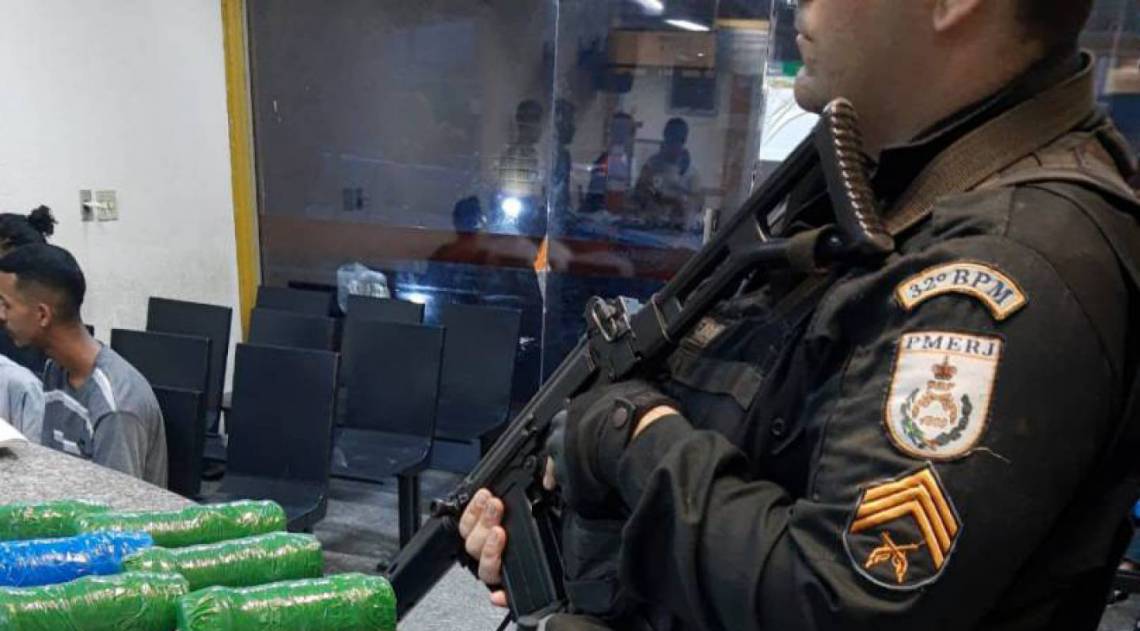 Foram apreendidas 32 buchas de maconha, 14 pinos de cocaína, um rádio comunicador baofeng, três carregadores de rádio, uma quantia em dinheiro não contabilizada e seis granadas caseiras - Divulgação PM