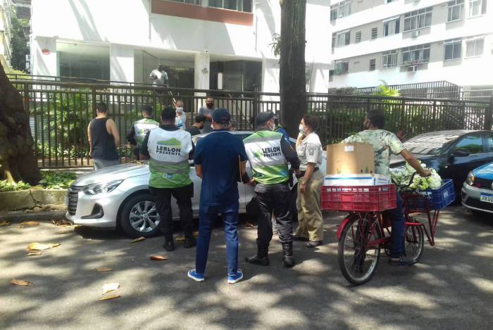 Guardas e agentes da Subem resgatam cachorro preso em um carro no Leblon