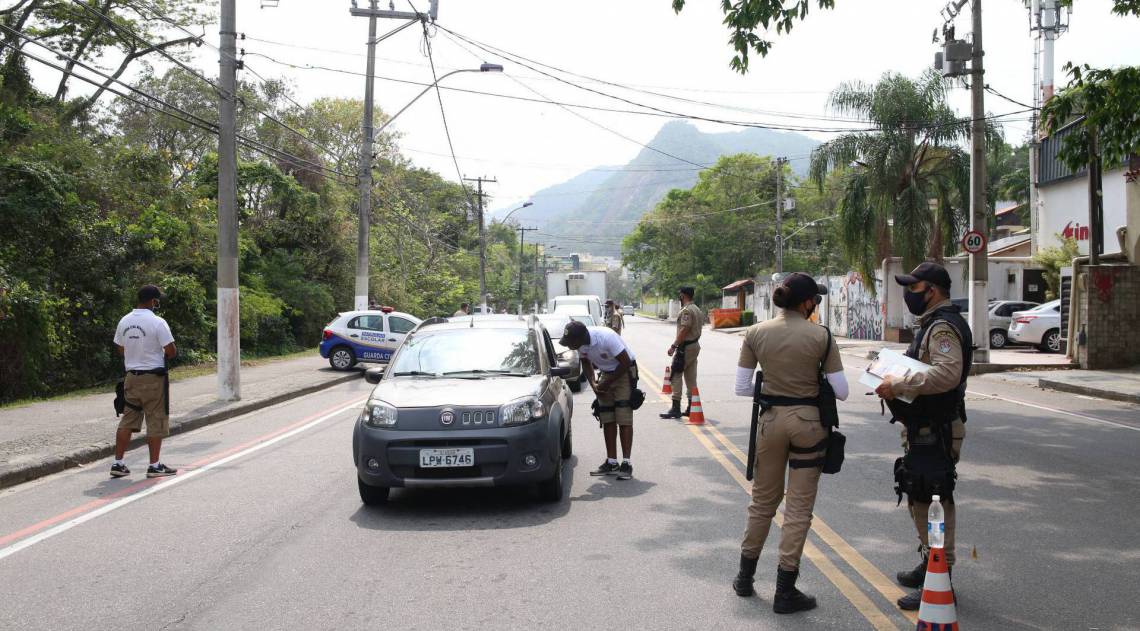 Atividades físicas individuais estão permitidas nas praias de Niterói das 6h às 12h30 e das 16h às 22h, com o cumprimento das medidas de distanciamento e uso de máscaras - Foto: Douglas Macedo