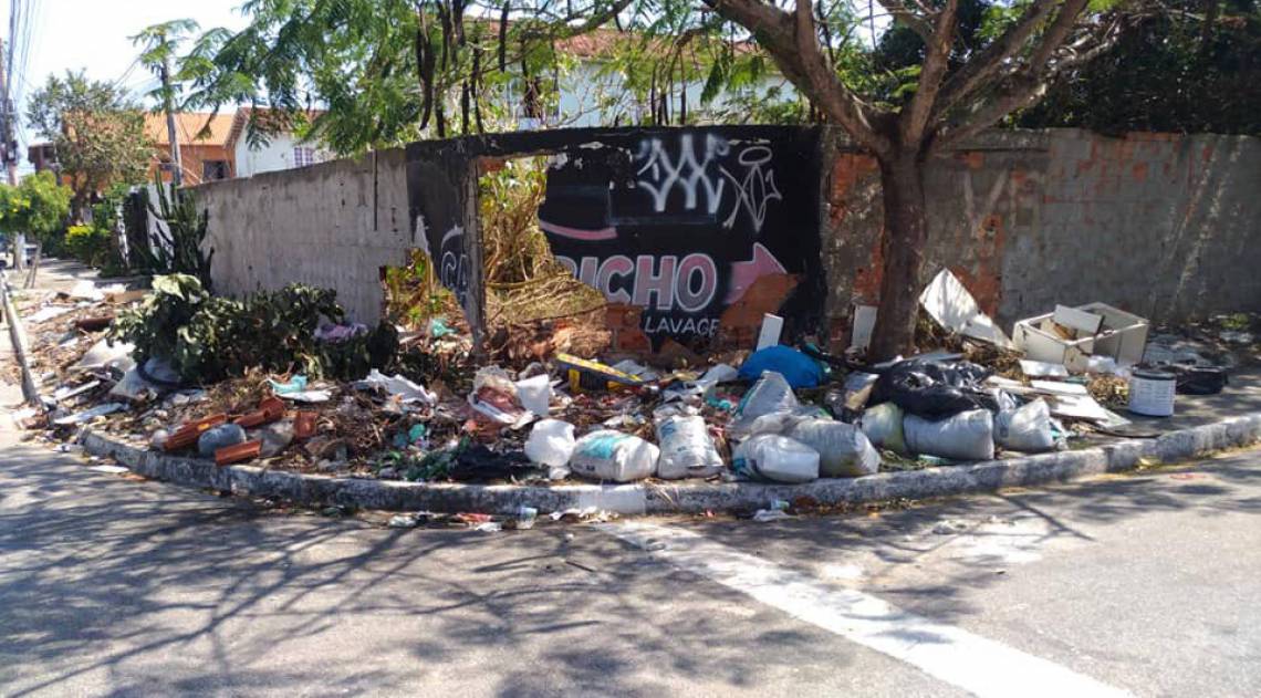 Lixo acumulado na esquina das ruas São Luís com rua Natal no bairro das Palmeiras em Cabo Frio  - Juarez Volotão 