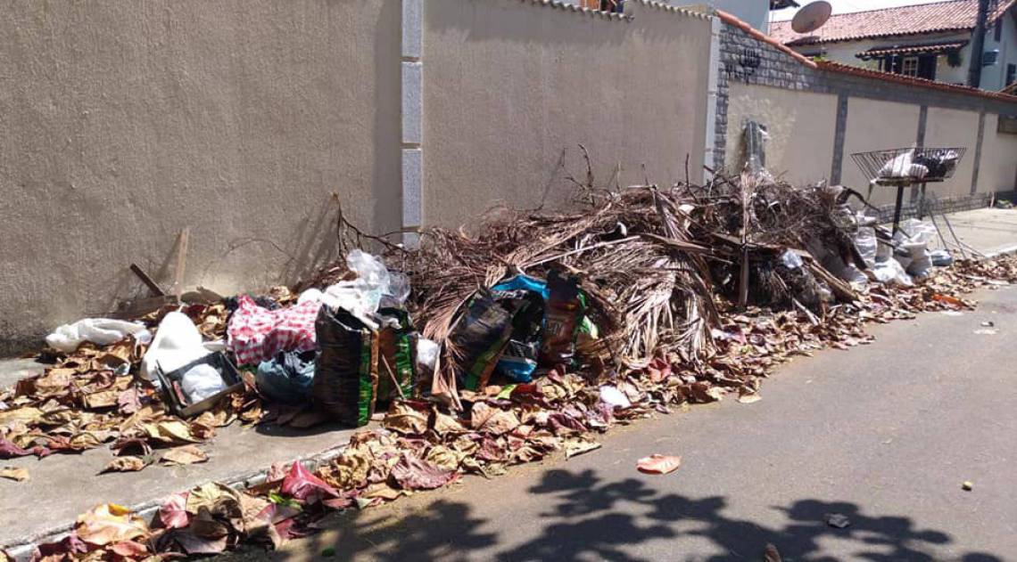 Lixo acumulado pelas ruas de Cabo Frio chama atenção - Rua Salvador no bairro Palmeiras em Cabo frio 