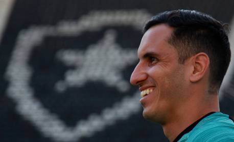 Gatito Fernández deixa de usar muletas e faz trabalho na academia do Botafogo