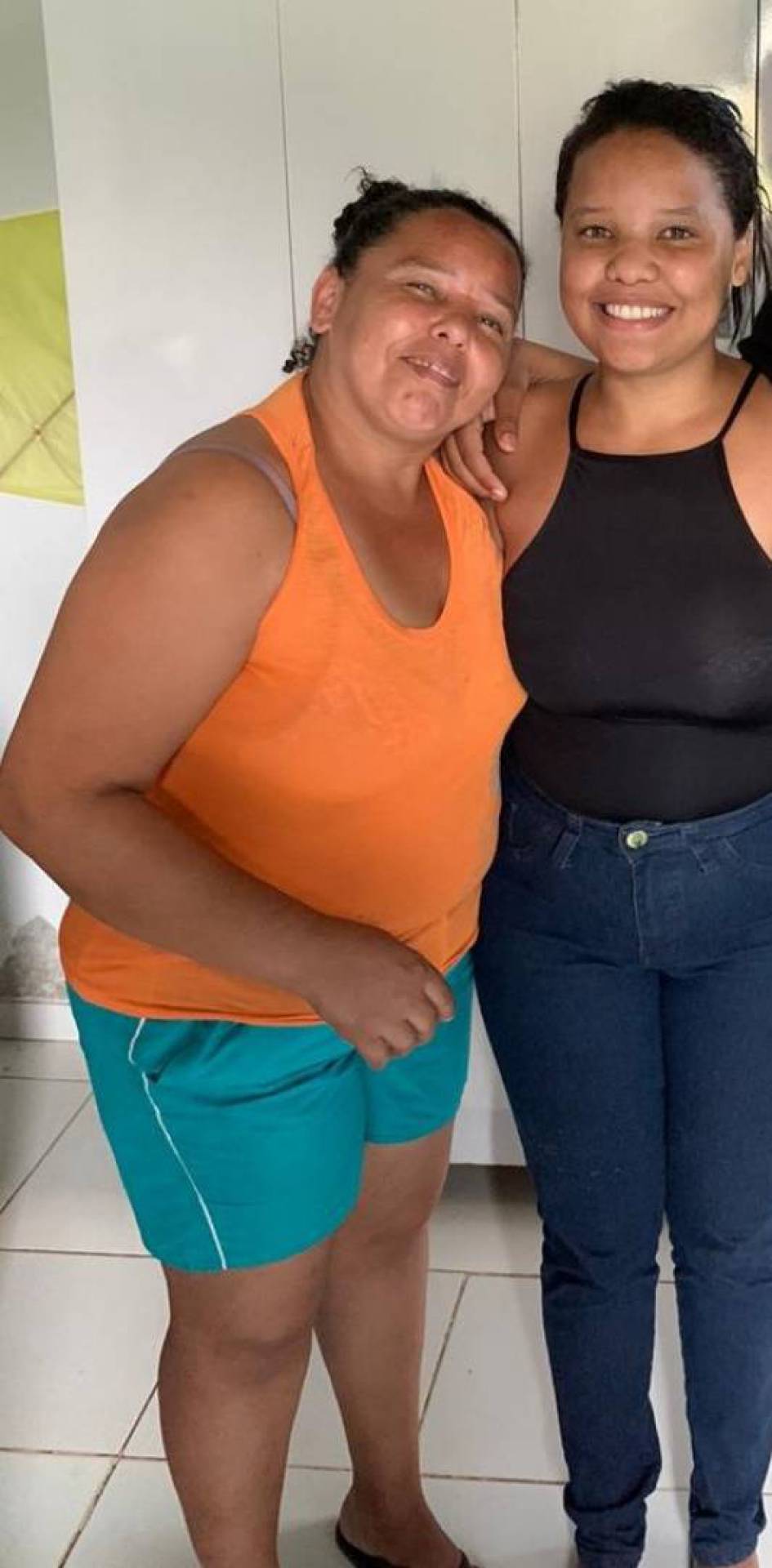 Camila (D) e a mãe felizes com o reencontro   - Arquivo Pessoal 