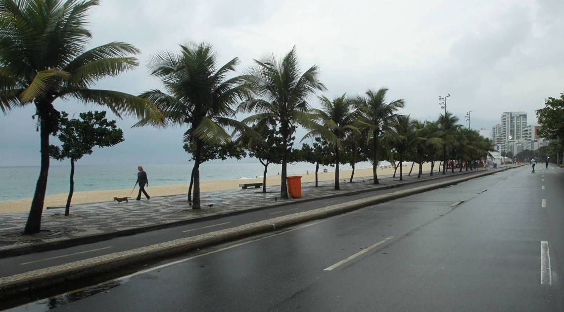 RIO - 20/09/20 Frente fria afasta banhistas das praias da Zona Sul. Na foto, Ipanema  - Estefan Radovicz / Ag&ecirc;ncia O Di