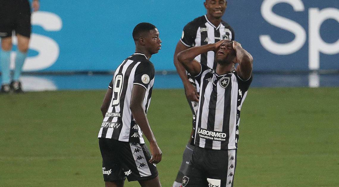 Marcelo lamenta uma das raras chances da equipe na partida - Cléber Mendes