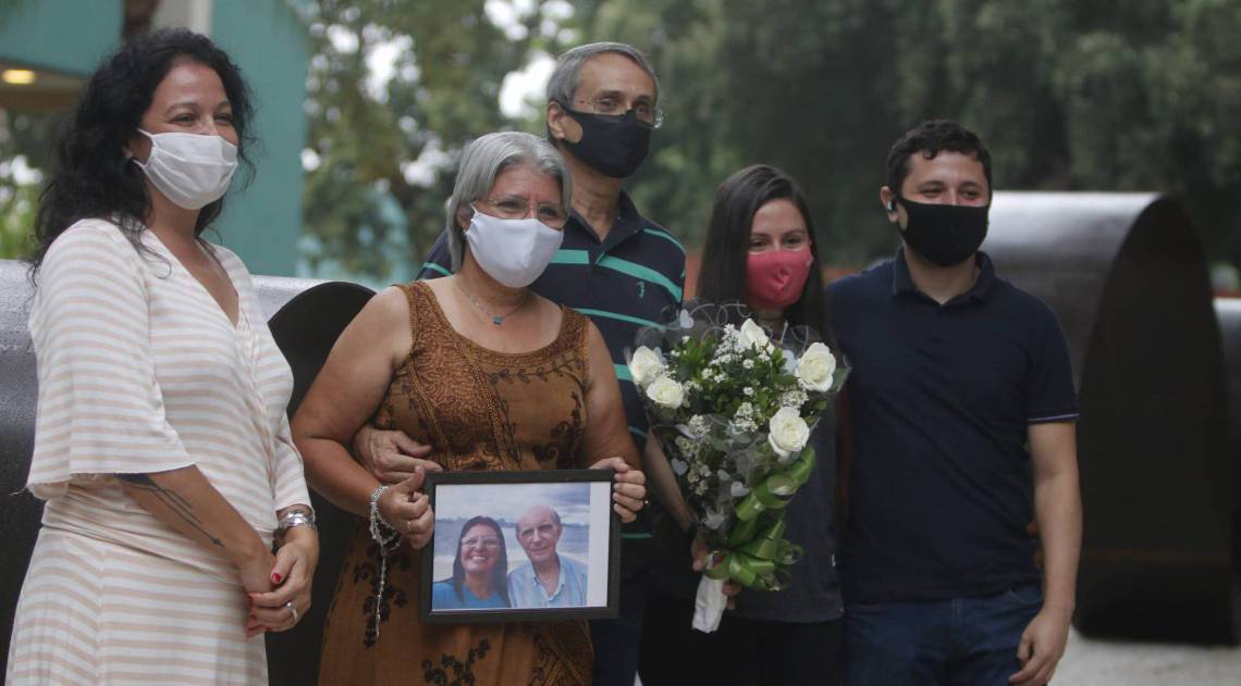 Rio de Janeiro - RJ  - 20/09/2020 - Geral - Inauguraçao de memorial as vitimas de Covid-19, na manha de hoje, no crematorio e cemiterio da Penitencia, no Caju, zona portuaria do Rio - na foto, Sra Gisele Peixoto - Foto Reginaldo Pimenta / Agencia O Dia