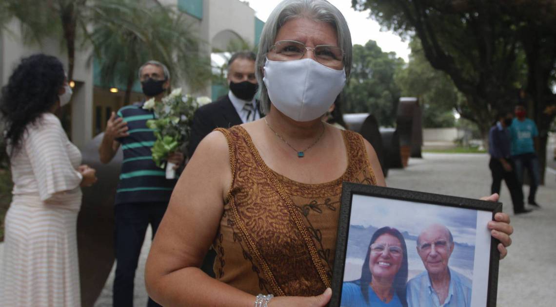 Rio de Janeiro - RJ  - 20/09/2020 - Geral - Inauguraçao de memorial as vitimas de Covid-19, na manha de hoje, no crematorio e cemiterio da Penitencia, no Caju, zona portuaria do Rio - na foto, Sra Gisele Peixoto - Foto Reginaldo Pimenta / Agencia O Dia
